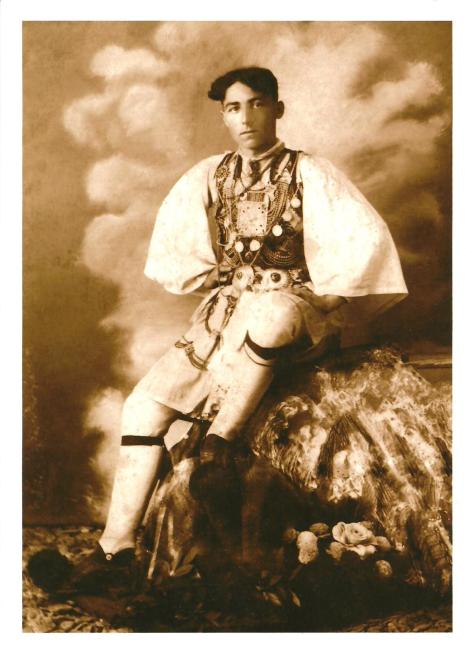 Iani Sterghiuli în costum de sărbătoare. Fotografie din 1923.